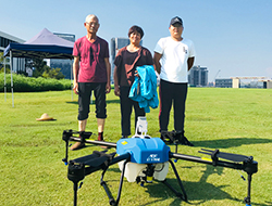 "Orang tua" ini memulai bisnis baru dengan drone perlindungan tanaman!